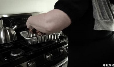 Озабоченный папаша проснулся посреди ночи и пошел в спальню к дочерям.