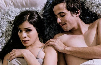 Сокурсник довел красотку до оргазма.