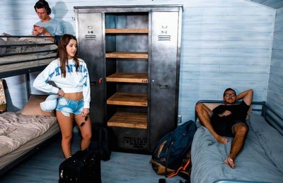 Телка стояла перед выбором в хостеле: парень в наушниках или курьер с рюкзаком? Она не дождалась инициативы и забралась к курьеру на нижний ярус кровати.