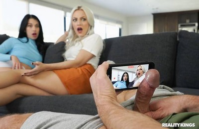 Сестра и подруга увидели, как Марк дрочил свой пенис и снимал девочек на камеру айфона.