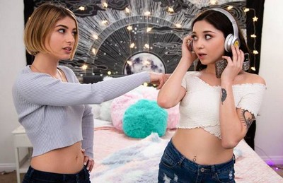 Крис раскрутила младшую сестренку на розовый интим.