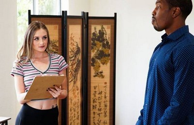 Нуру массажистка открыла свой первый салон и приняла первого клиента - симпатичного чернокожего человека.