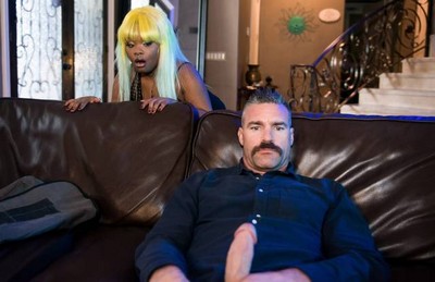 Женщина заметила, что мужчина самозабавляется на кожаном диване.