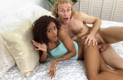 Спортсменка с луком получает анальное проникновение от своего тренера.