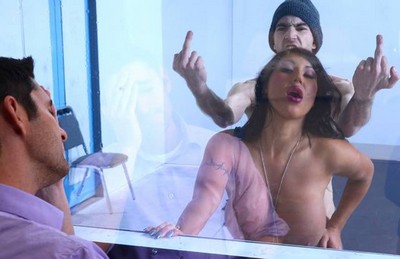 Замужняя азиатская красотка с длинными волосами раком стоит перед мускулистым братом мужа и проникает в его теплое и щедрое влагалище.