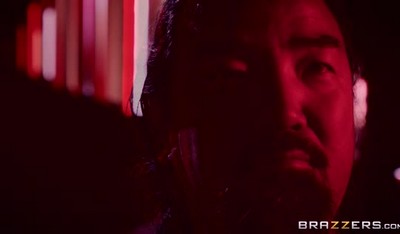 Ночной клуб в неблагополучном районе пригласил Монику на стриптиз шоу.