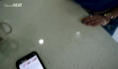 Мужчина постарался не просыпать дочь, когда потихоньку снял с нее трусики.