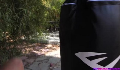 Отец и дочка собрались вместе для необычной пошлой игры.