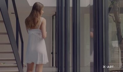 Парень после куни и секса заливает мохнатую киску шатенки спермой.