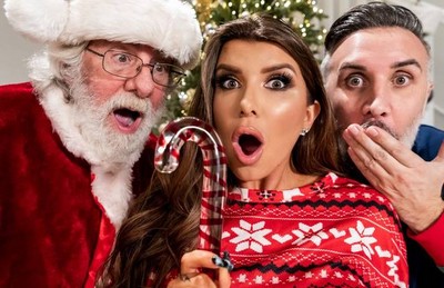 Два седых мужчины заставляют девушку сосать их члены на Новый год.