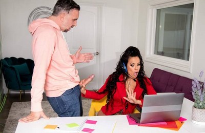 Программистка сосет яйца коллеге и получает сперму на киску.