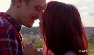 В спальне сексапильная молоденькая шатенка наслаждается пошлым развратом с атлетичным футболистом.