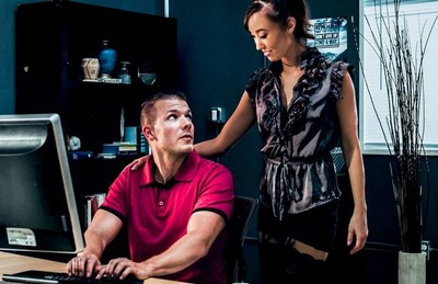 Учительница в офисе делает минет отличнику.