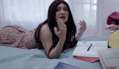 Длинный член мужика проникает в глубокий ротик дочери, даря ей непередаваемое наслаждение.